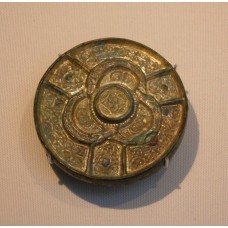 Gilded mount, three-pointed disc